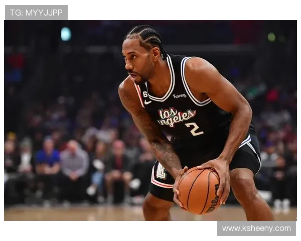 快船官方分享伦纳德微笑训练照球迷们心情大好欢呼不已