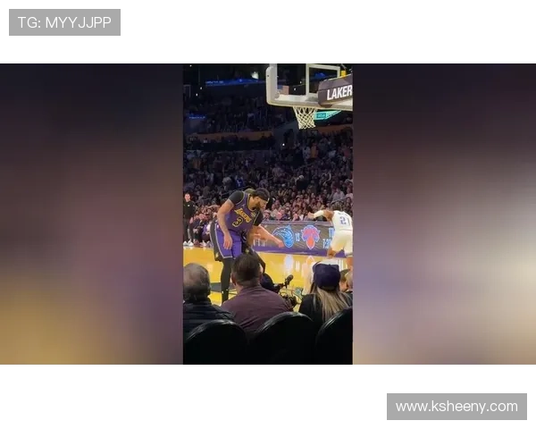 克内克特飞身暴扣震撼全场哈滕强势封盖展现防守威力 克内克特飞身暴扣震撼全场哈滕强势封盖展现防守威力